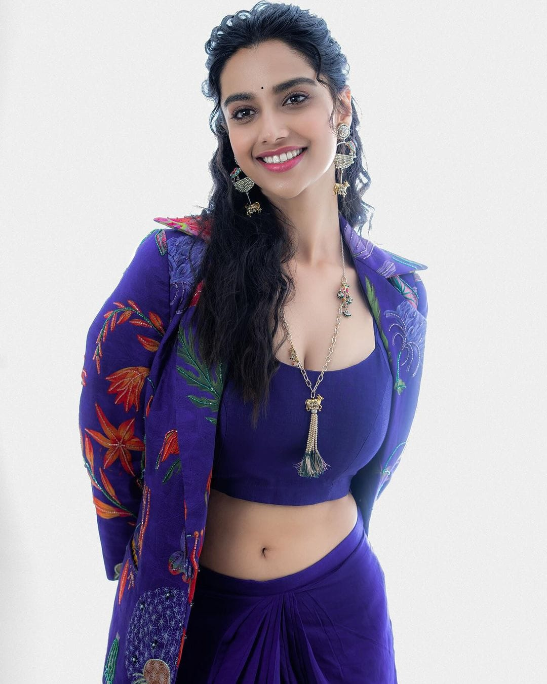 मीनाक्षी चौधरी(Meenakshi Chaudhary) ने खूबसूरत तस्वीरें शेयर की